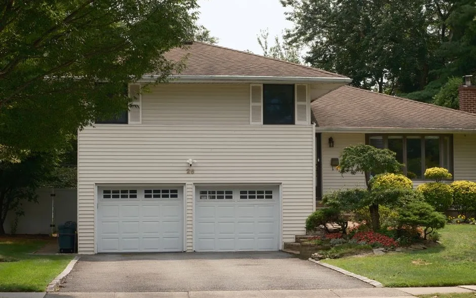 Pavillon de lotissement avec sa toiture, sa façade et son garage