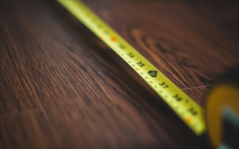 Relevé des dimensions d’une pièce avant de préparer des travaux
