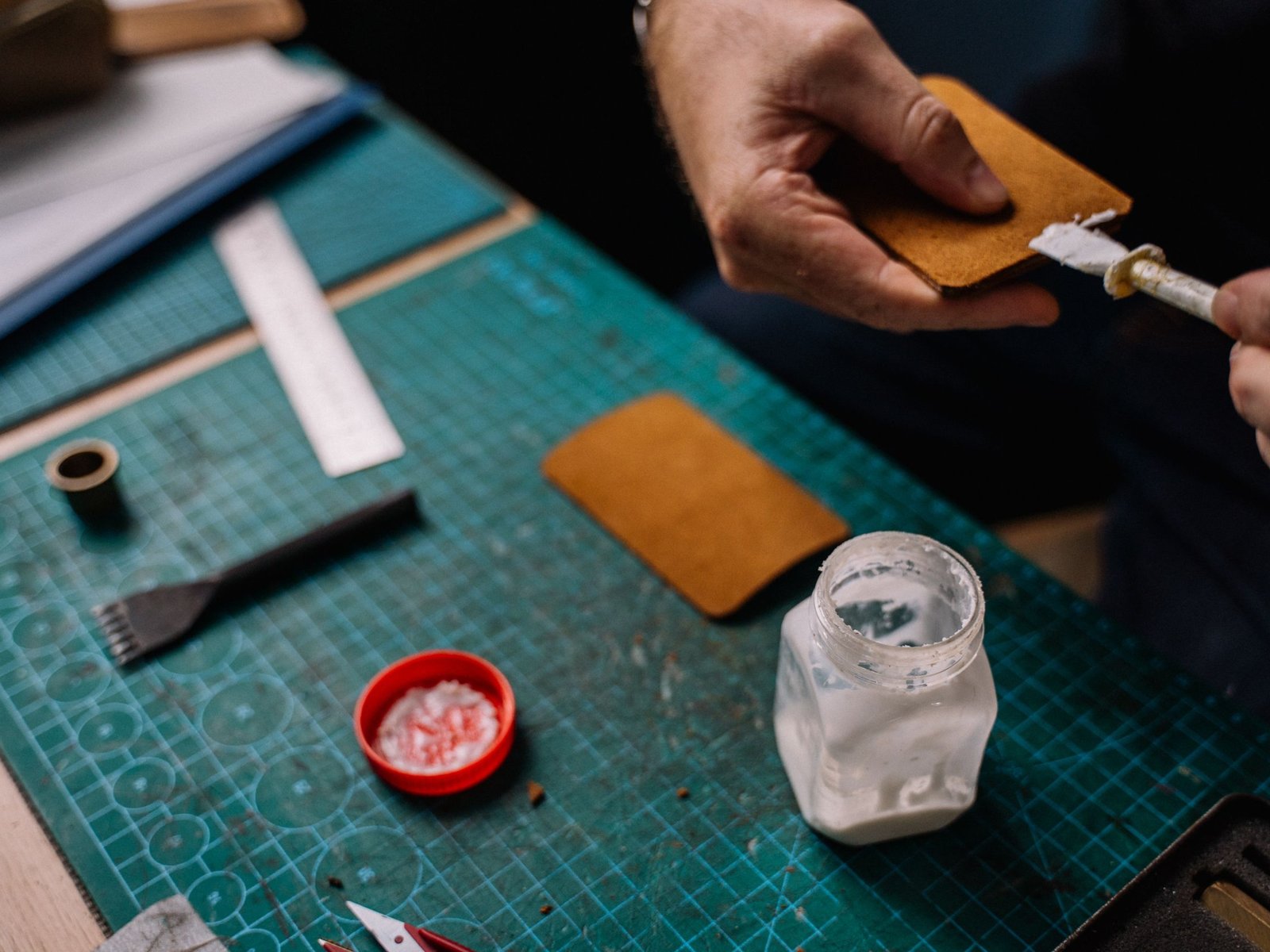 Illustration de l'article « Coller sur du cuir : réparer un revêtement »
